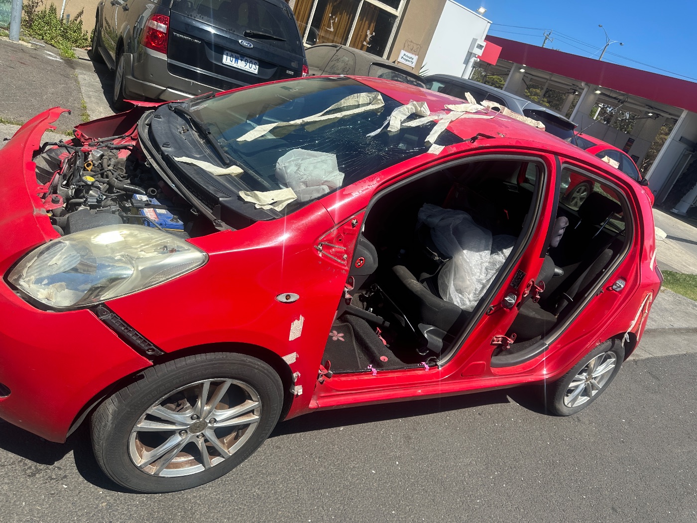 Wrecking Toyota yaris 2007 only for parts, photo 3