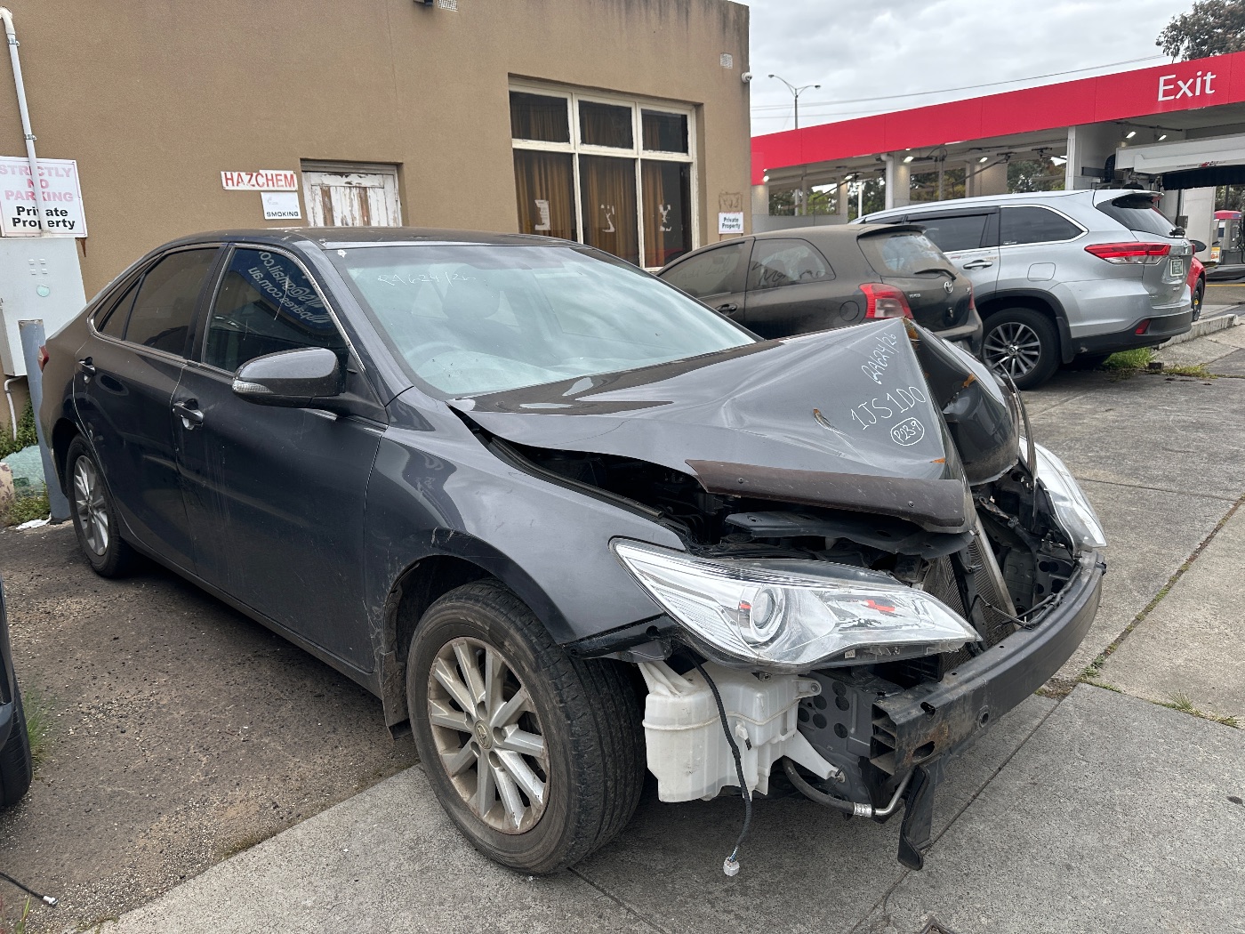 2017 toyota camry non hybrid with 86ks on cluster, photo 2