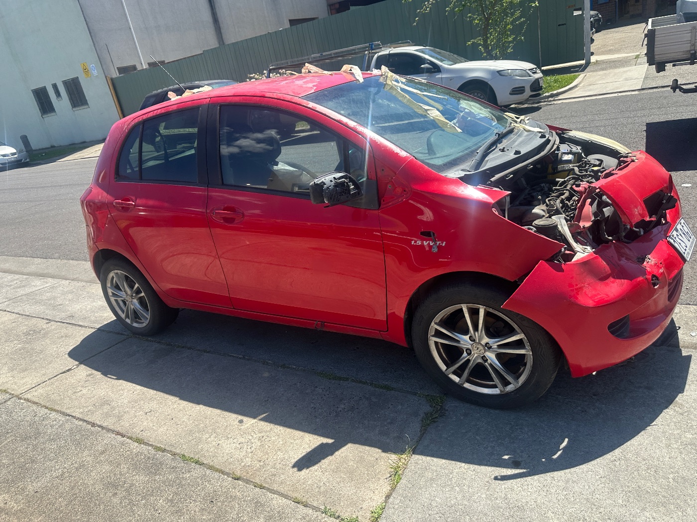 Wrecking Toyota yaris 2007 only for parts, photo 2